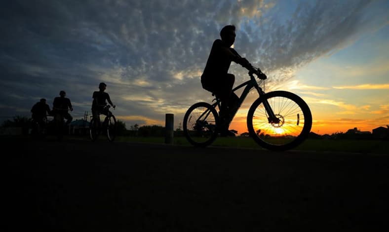 foto siluet pakai hp