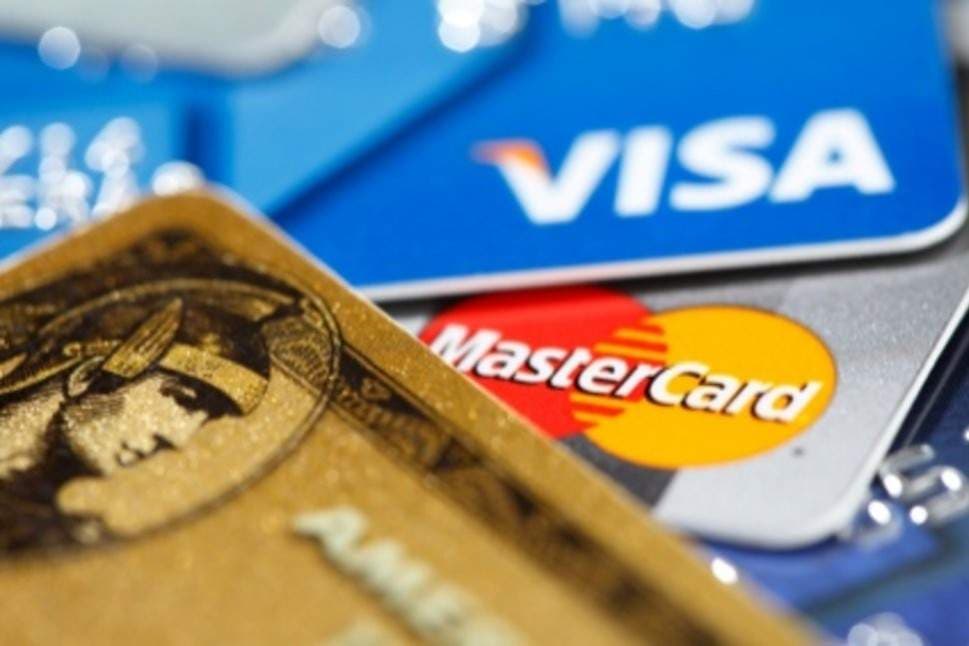 menggunakan kartu kredit