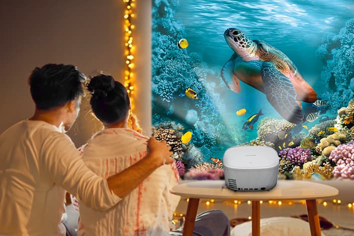 Smart Projector Polytron Ubah Ruang Tamu Jadi Hiburan Keluarga